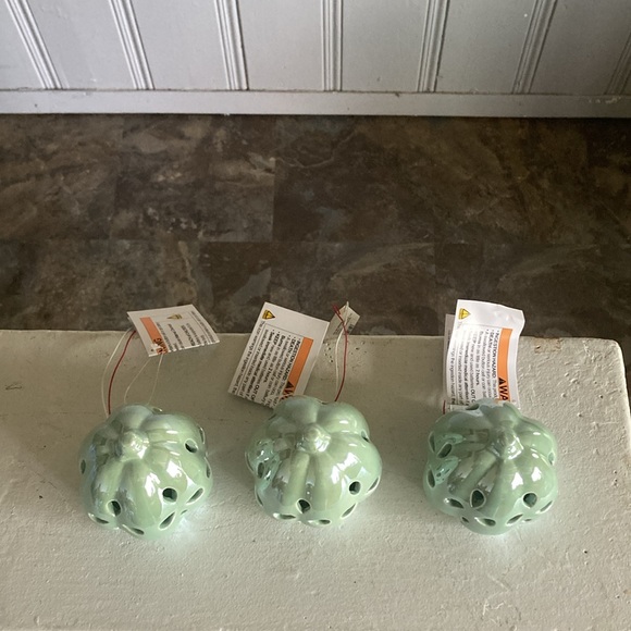 NWT Set of 3 LED Light Up Ceramic Pearl Glazed Petal Cutout Pumpkin Decorations - Picture 12 of 17